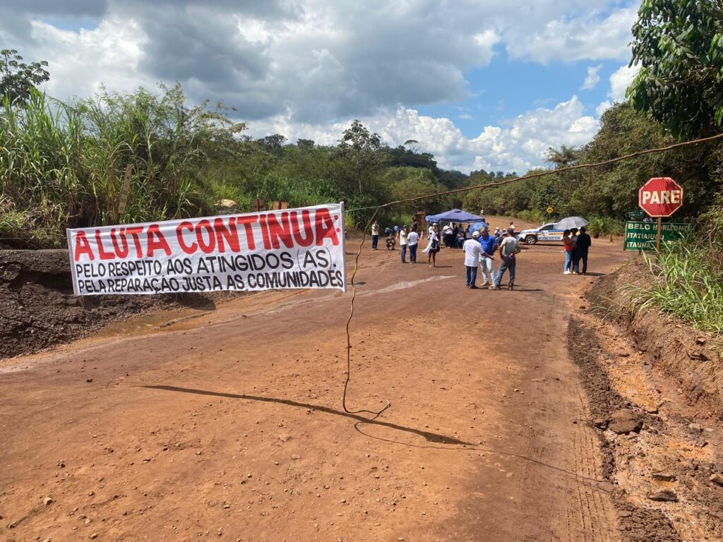 Moradores Mantêm Bloqueio de Estrada em Itatiaiuçu Após Transbordamento de Estruturas da Usiminas