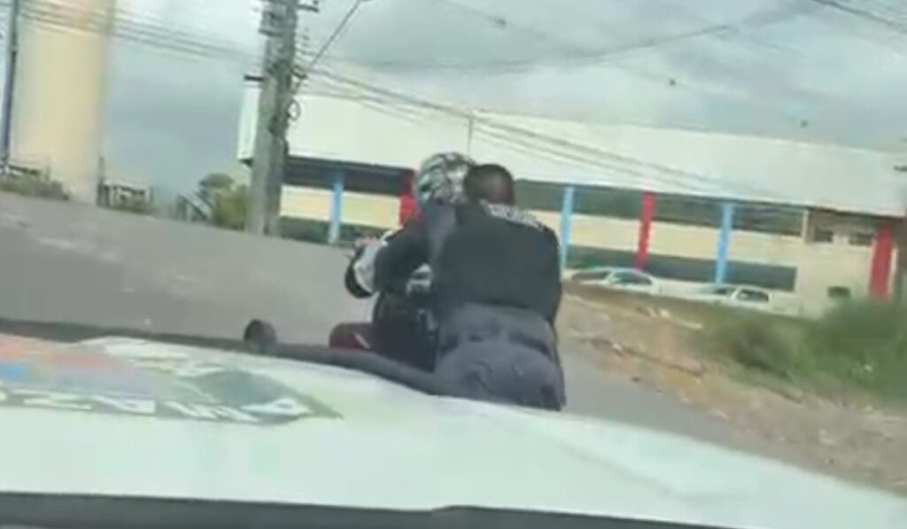 Solidariedade em Ação: Policiais Ajudam Cadeirante a Subir Ladeira em Manaus
