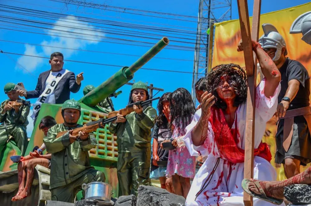 Via Sacra da Juventude em Parintins: Reflexões e Expressões de Fé Via Sacra da Juventude em Parintins: Reflexões e Expressões de Fé