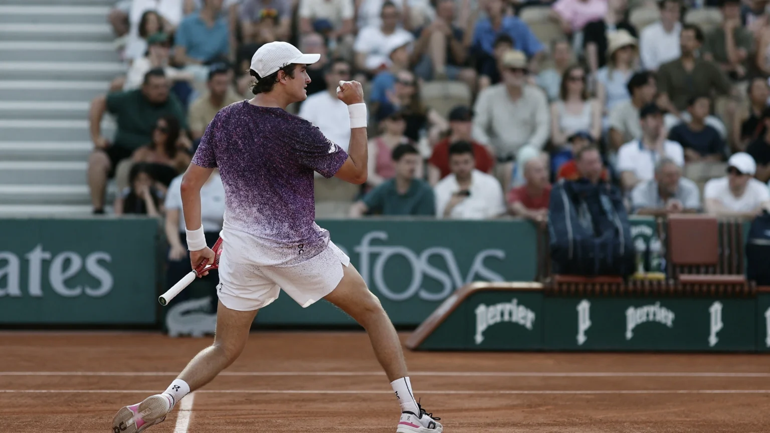 João Fonseca vence francês em estreia emocionante no Roland Garros 2024 João Fonseca vence francês em estreia emocionante no Roland Garros 2024