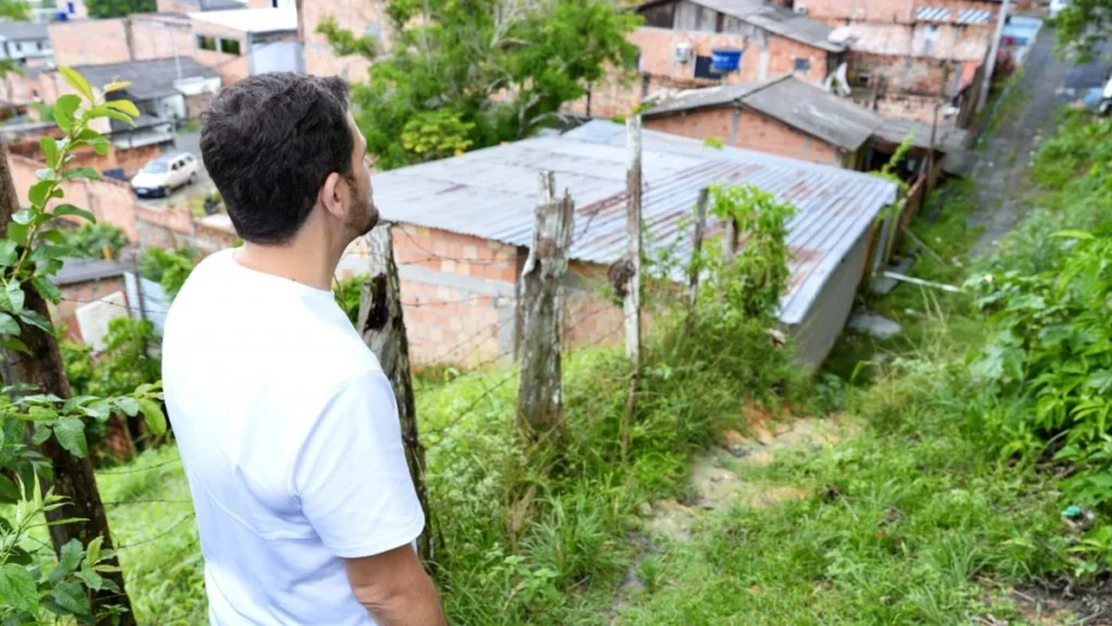 Prefeito Renato Junior anuncia construção de escada para melhorar acesso na zona Norte de Manaus Prefeito Renato Junior anuncia construção de escada para melhorar acesso na zona Norte de Manaus