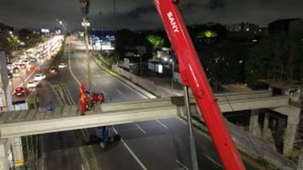 Nova Passarela na Avenida Torquato Tapajós Avança com Instalação de Vigas Pré-moldadas