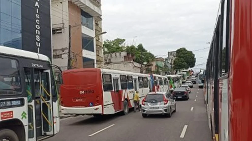 Rodoviários de Manaus param transporte coletivo em apoio ao fim da escala 6×1 Rodoviários de Manaus param transporte coletivo em apoio ao fim da escala 6x1