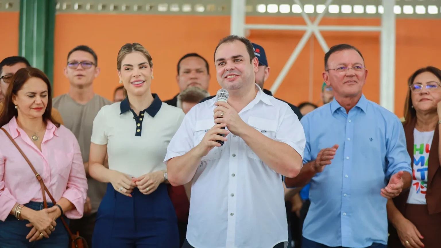 Pesquisa Aponta 24% para Roberto Cidade em Manaus e Força de Omar Aziz no Interior
