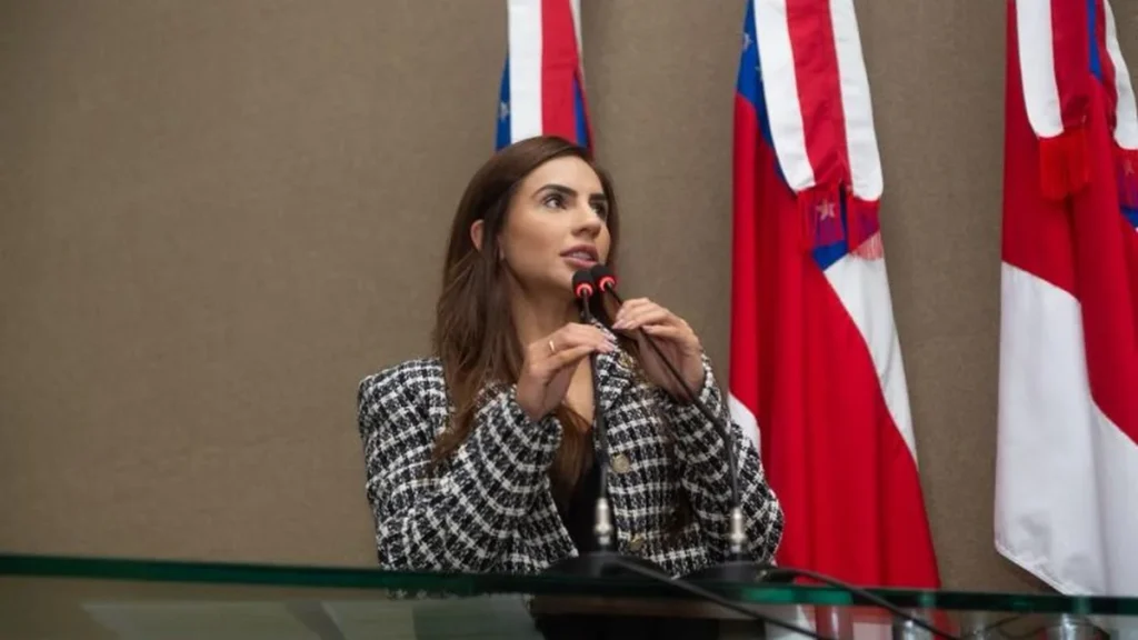 Débora Menezes Analisa Perfil Político do Interior do Amazonas e Medo do Eleitor em se Posicionar Débora Menezes Analisa Perfil Político do Interior do Amazonas e Medo do Eleitor em se Posicionar