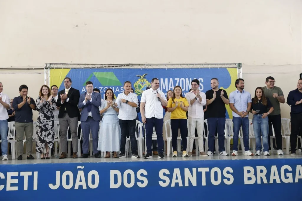 Governador Roberto Cidade Entrega 800 Títulos de Propriedade na Zona Norte: Avanços na Regularização