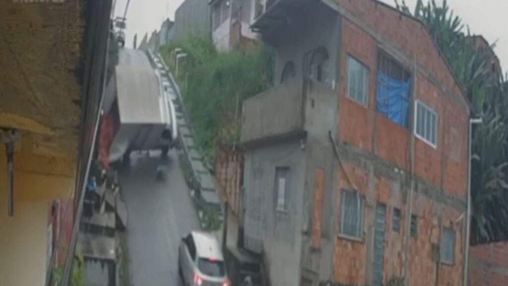 Homem Escapa de Caminhão Desgovernado em Manaus e Filmagem Impressiona