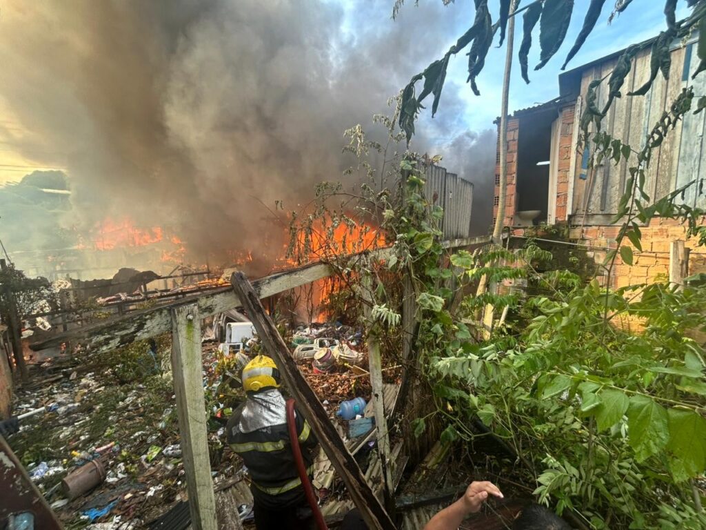 Incêndio no Bairro São Jorge em Manaus: Suspeita de Explosão de Botijão de Gás