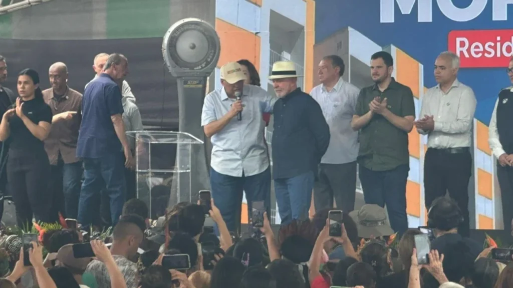 Lula anuncia reconstrução da BR-319 com rigor ambiental e visita trecho no Amazonas Lula anuncia reconstrução da BR-319 com rigor ambiental e visita trecho no Amazonas