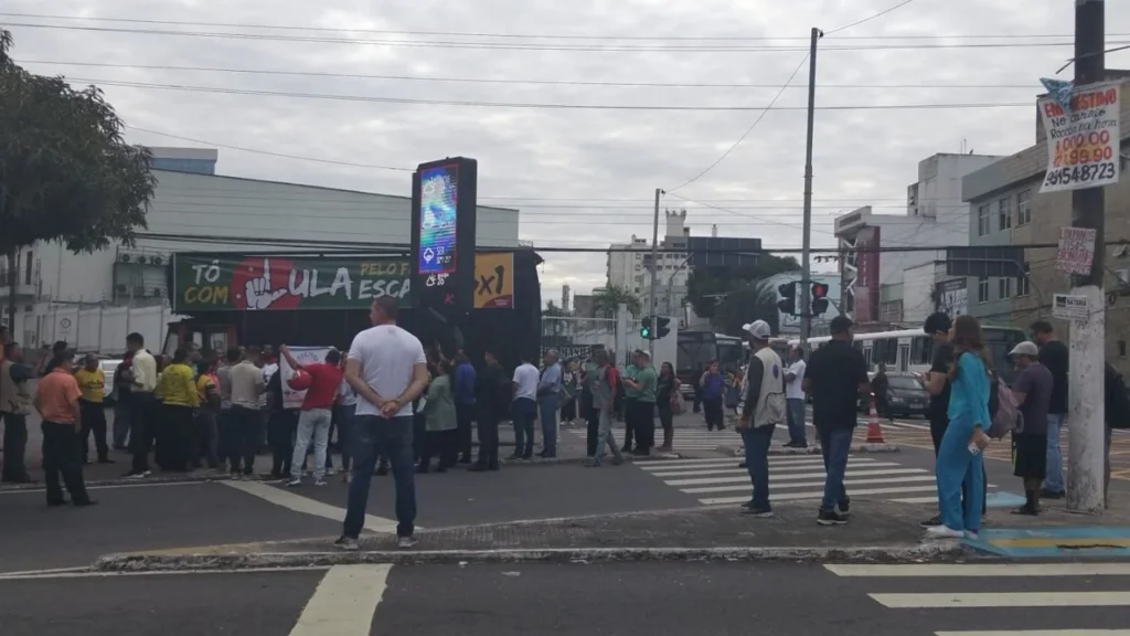 Rodoviários de Manaus realizam ato contra escala 6×1 e impactam transporte público Rodoviários de Manaus realizam ato contra escala 6x1 e impactam transporte público