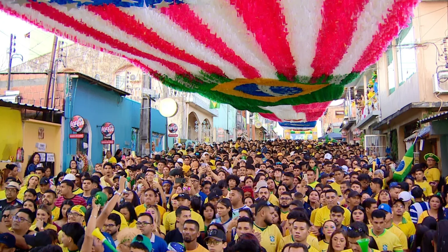 Rua da Copa em Manaus reúne 15 mil torcedores na estreia do Brasil na Copa Rua da Copa em Manaus reúne 15 mil torcedores na estreia do Brasil na Copa