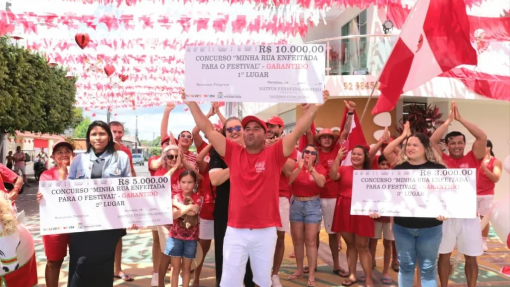 Prefeitura de Parintins Premia Moradores pelo Concurso de Decoração das Ruas para o Festival e Copa
