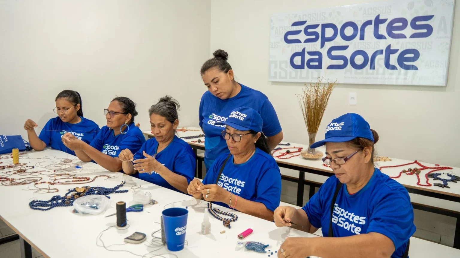 Curso de Biojoias em Parintins capacita 40 mulheres e impulsiona geração de renda local