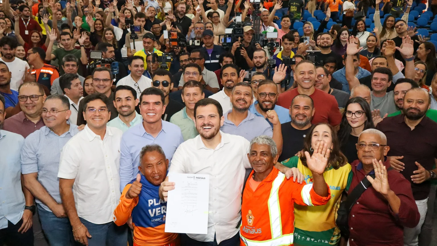 Prefeito Renato Junior anuncia reajuste salarial de 4,14% para mais de 30 mil servidores de Manaus Prefeito Renato Junior anuncia reajuste salarial de 4,14% para mais de 30 mil servidores de Manaus