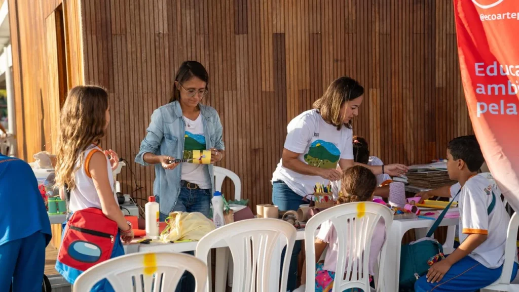Ecoarte no Caminho Darwin une esporte, cultura e educação ambiental na Praia de Itacoatiara