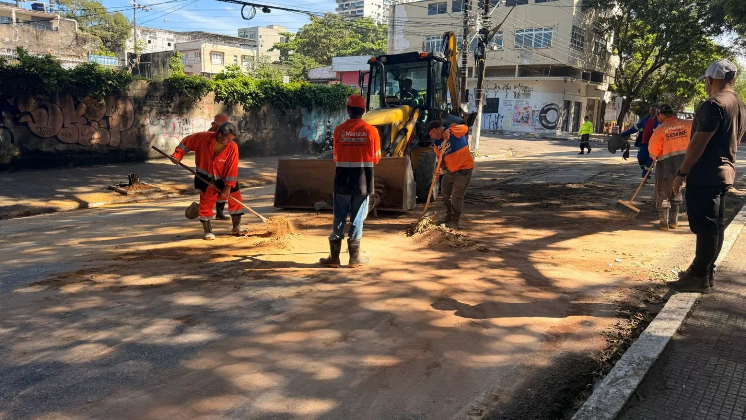Prefeitura de Manaus evita afundamento na avenida Getúlio Vargas com ação emergencial na madrugada Prefeitura de Manaus evita afundamento na avenida Getúlio Vargas com ação emergencial na madrugada