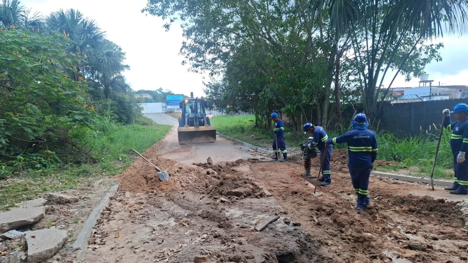Prefeitura de Manaus aplica multa de R$ 8 mil à Águas de Manaus por obra irregular no Lírio do Vale