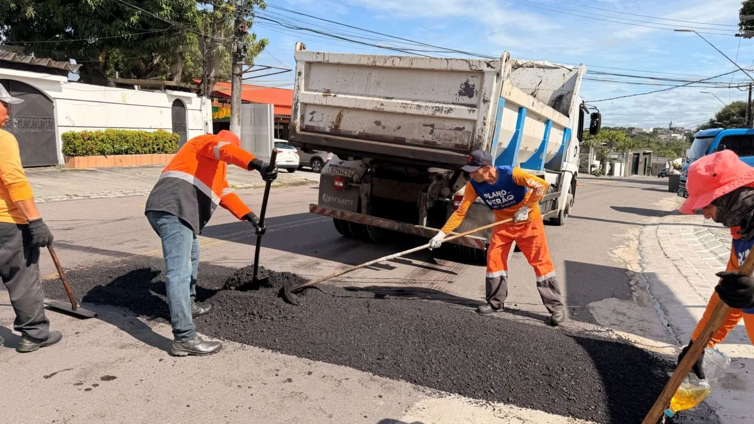 Prefeitura de Manaus implanta lombadas no Aleixo para reforçar segurança viária Prefeitura de Manaus implanta lombadas no Aleixo para reforçar segurança viária