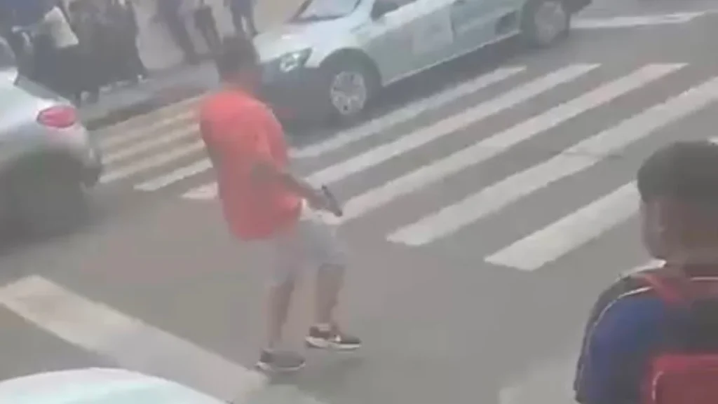 Briga de Trânsito com Tiros em Frente a Escola na Zona Norte de Manaus Choca a Comunidade Briga de Trânsito com Tiros em Frente a Escola na Zona Norte de Manaus Choca a Comunidade