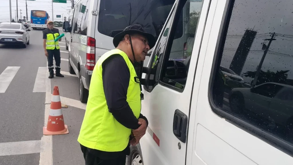 Prefeitura de Manaus intensifica ação contra transporte clandestino na avenida do Turismo Prefeitura de Manaus intensifica ação contra transporte clandestino na avenida do Turismo