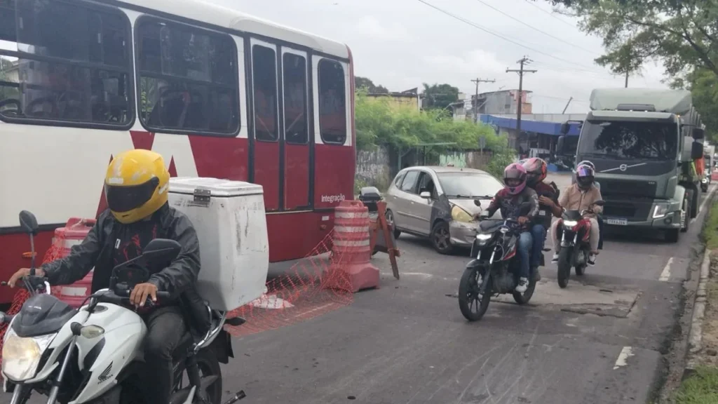 Motociclista morre atropelada por ônibus após queda em Manaus