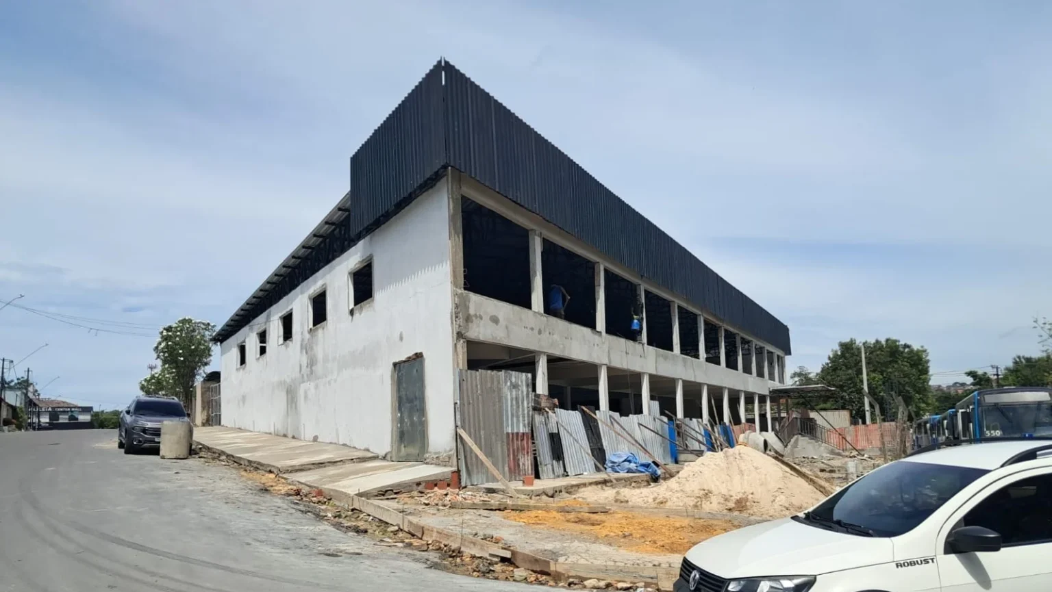 Prefeitura de Manaus Embarga Obra Irregular na Zona Norte Durante Ponto Facultativo