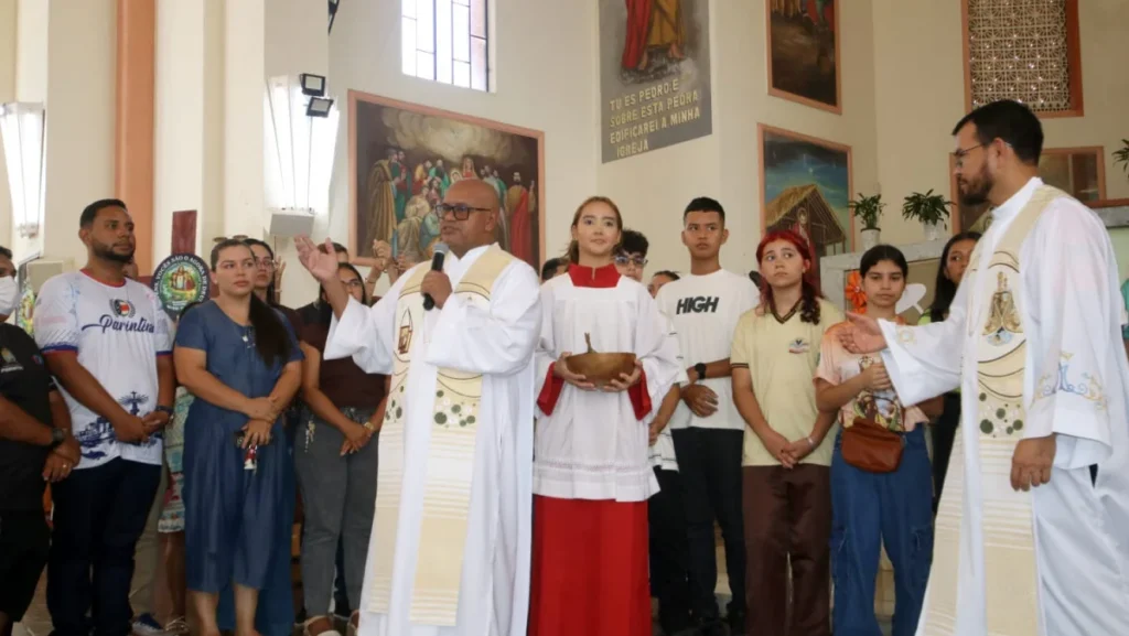 Delegação de Parintins parte para Jogos Escolares do Amazonas com bênção na Catedral Delegação de Parintins parte para Jogos Escolares do Amazonas com bênção na Catedral