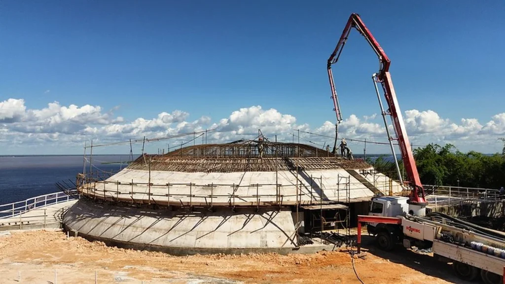Oca Niemeyer avança com concretagem do nono anel e se firma como cartão-postal de Manaus Oca Niemeyer avança com concretagem do nono anel e se firma como cartão-postal de Manaus