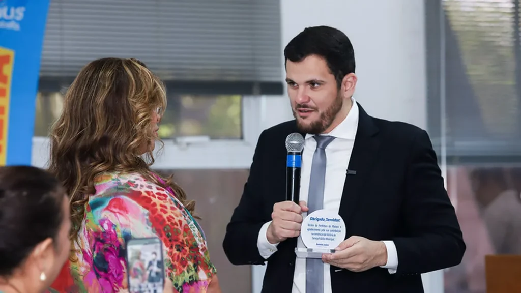 Prefeito Renato Junior homenageia servidores públicos aposentados em Manaus Prefeito Renato Junior homenageia servidores públicos aposentados em Manaus