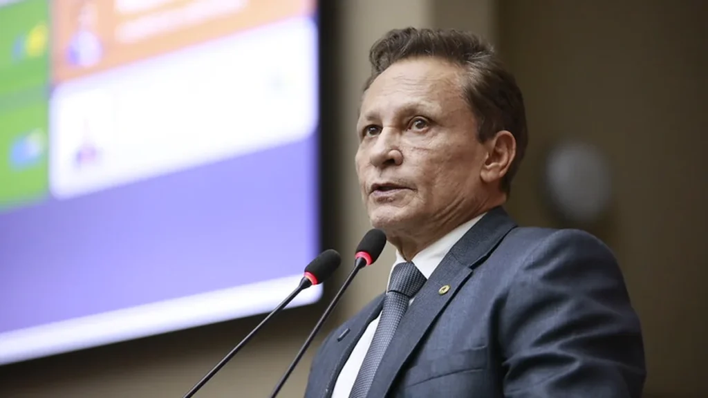 Adjuto Afonso é eleito presidente da Aleam com ampla maioria em votação suplementar