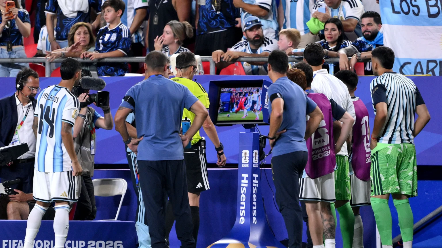 FIFA adota nova estratégia para árbitros de vídeo nas semifinais da Copa do Mundo FIFA adota nova estratégia para árbitros de vídeo nas semifinais da Copa do Mundo