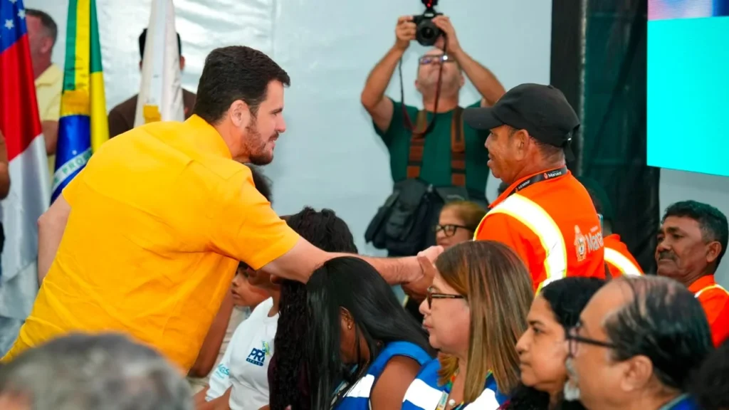 Prefeito Renato Junior antecipa 50% do 13º salário para servidores municipais de Manaus Prefeito Renato Junior antecipa 50% do 13º salário para servidores municipais de Manaus