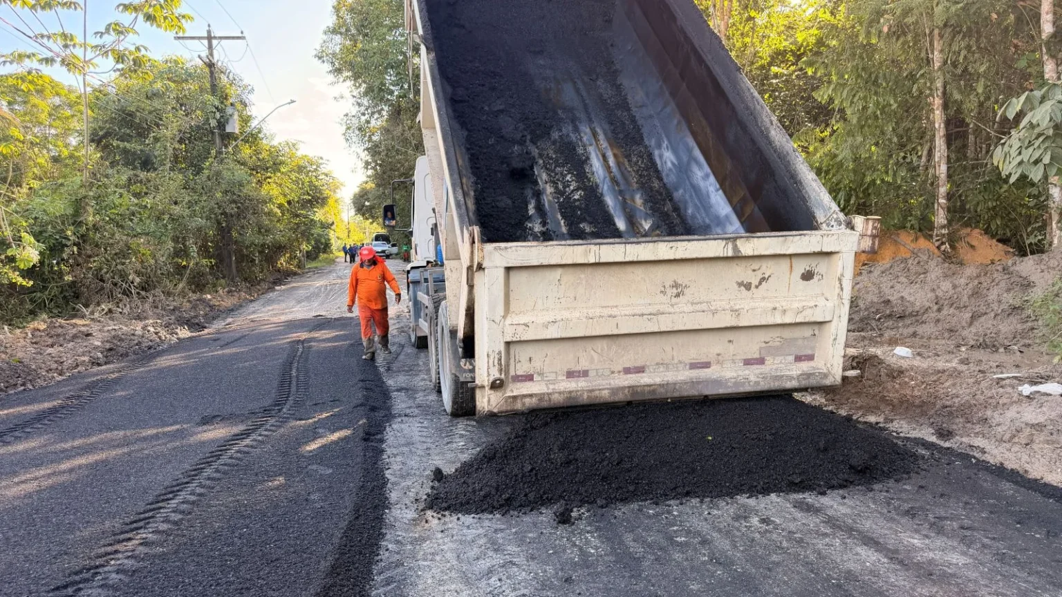 Prefeitura de Manaus transforma ramal do Brasileirinho com 120 toneladas de asfalto Prefeitura de Manaus transforma ramal do Brasileirinho com 120 toneladas de asfalto