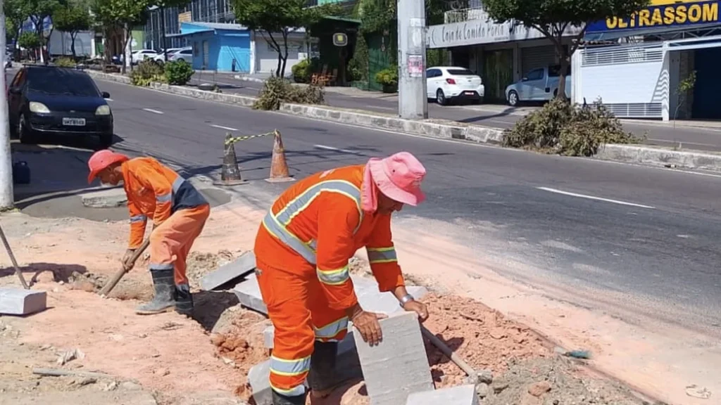 Prefeitura de Manaus recupera drenagem na avenida Costa e Silva para evitar alagamentos Prefeitura de Manaus recupera drenagem na avenida Costa e Silva para evitar alagamentos