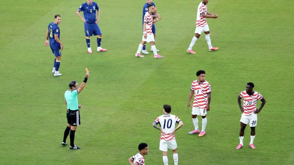 UEFA critica suspensão do cartão vermelho de jogador dos EUA pela Fifa na Copa do Mundo
