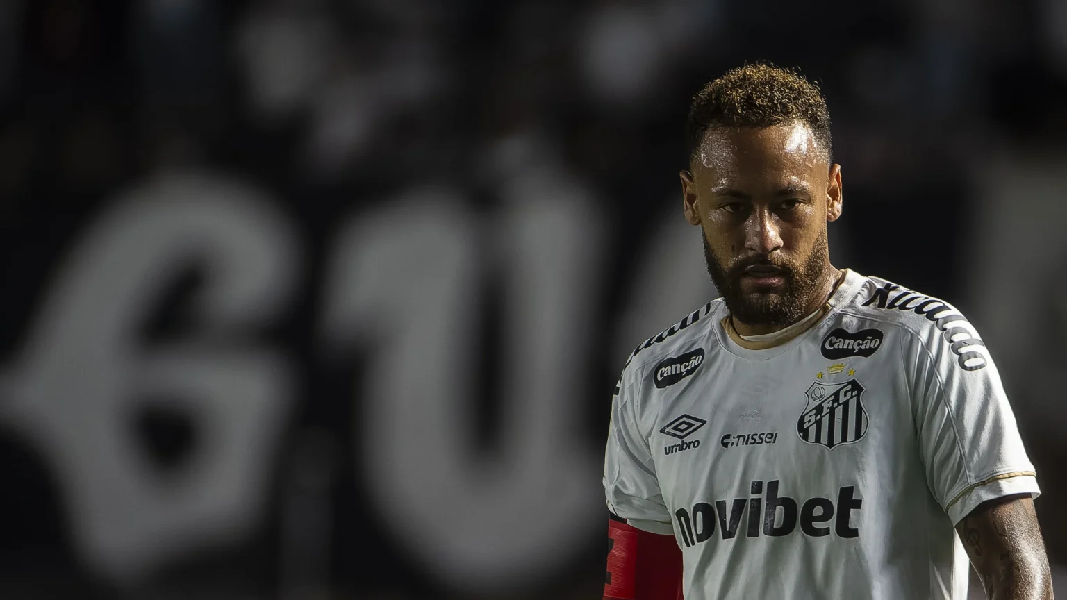 Neymar gera atrito no Santos ao cobrar jovens jogadores após empate com a Chapecoense Neymar gera atrito no Santos ao cobrar jovens jogadores após empate com a Chapecoense