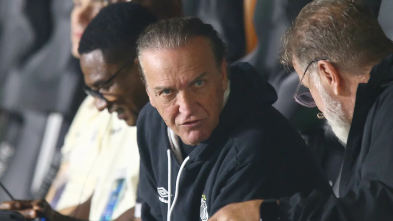 Cuca esclarece cobrança de Neymar a jovens jogadores do Santos e destaca união da equipe