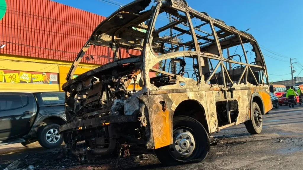 Micro-ônibus incendiado durante protesto dos Amarelinhos em Manaus mobiliza autoridades Micro-ônibus incendiado durante protesto dos Amarelinhos em Manaus mobiliza autoridades