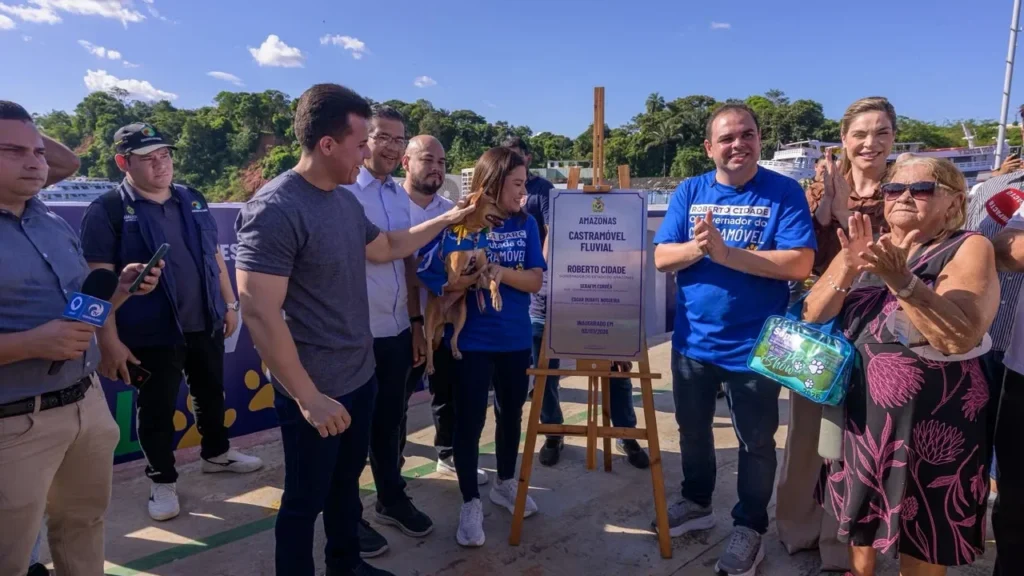 Governador Roberto Cidade entrega primeiro Castramóvel Fluvial do mundo para comunidades ribeirinhas