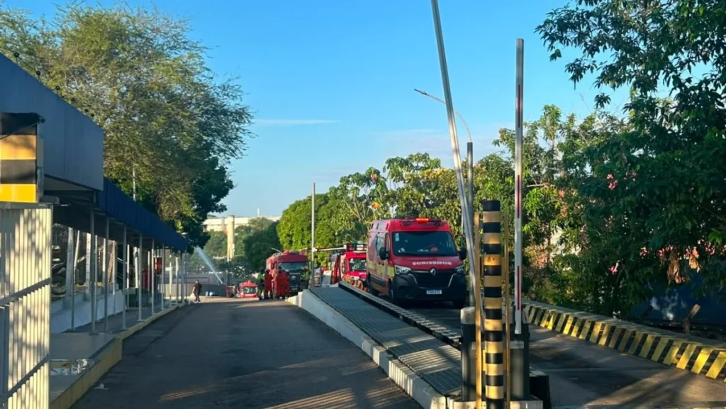 Vazamento de Estireno em Manaus: Bombeiros Mantêm Resfriamento de Tanques por 14 Horas Vazamento de Estireno em Manaus: Bombeiros Mantêm Resfriamento de Tanques por 14 Horas