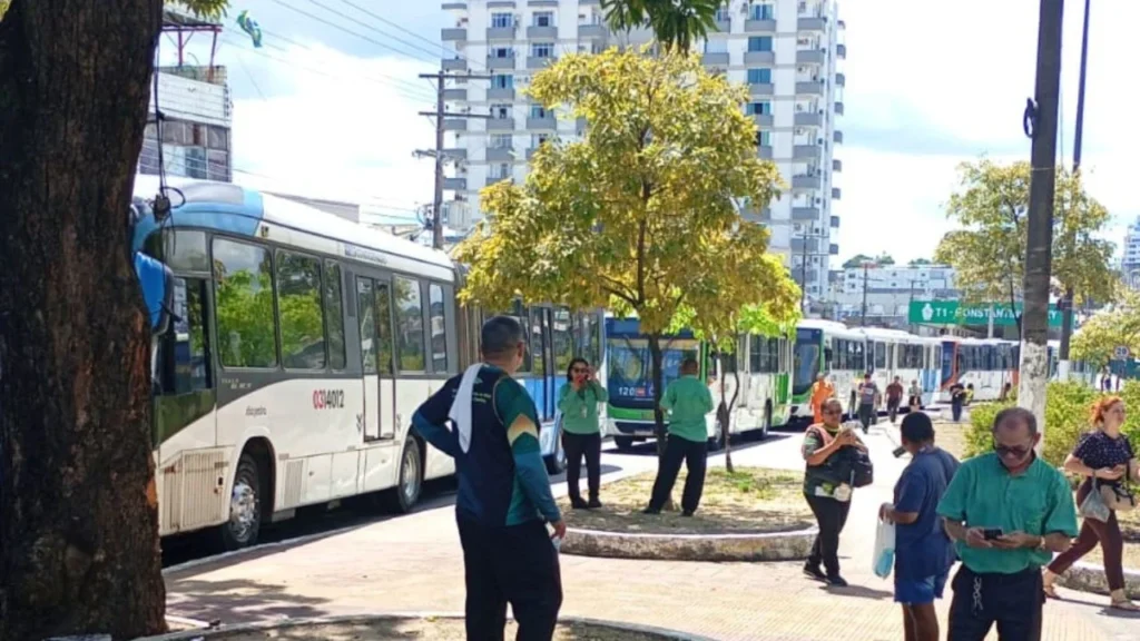 Paralisação no Transporte Coletivo de Manaus Impacta Passageiros e Gera Incertezas Paralisação no Transporte Coletivo de Manaus Impacta Passageiros e Gera Incertezas