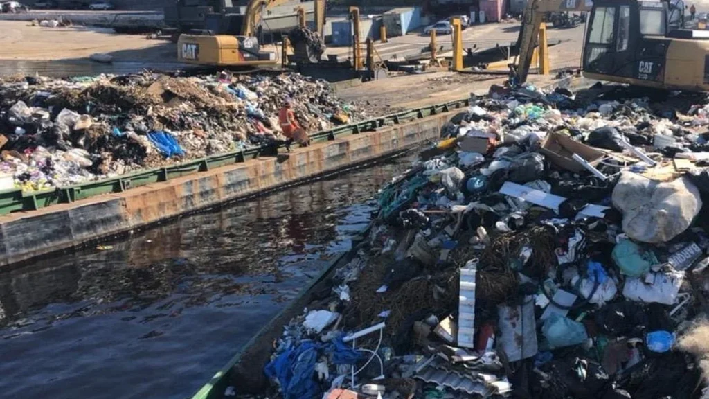 Transbordo de 257,6 toneladas de lixo reforça limpeza da orla em Manaus
