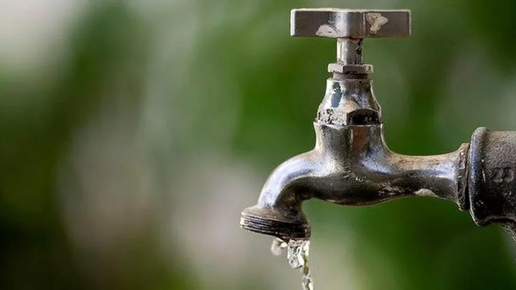 Manaus terá falta de água em diversas zonas nesta quarta-feira: confira os bairros afetados e o reto